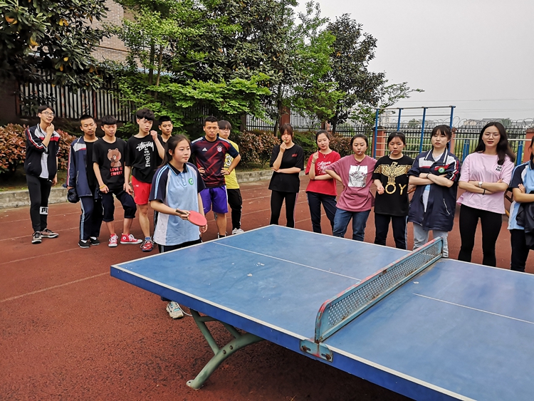 高中组乒乓球女子单打第一名尹念维jpg